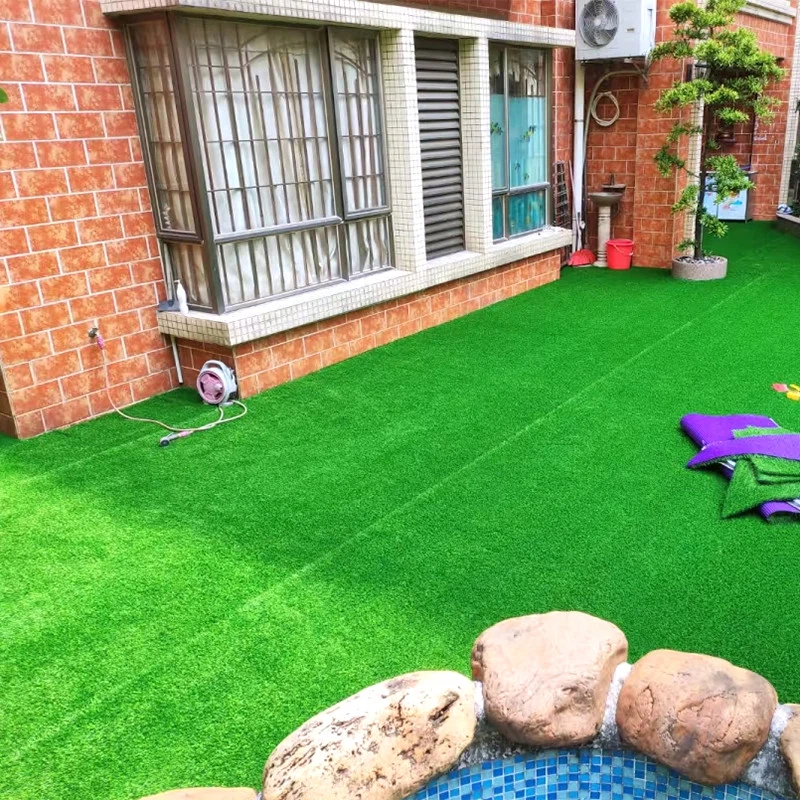 Halaman belakang rumput buatan